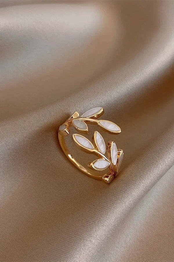 Verstellbarer Goldring mit weißem Opalblatt