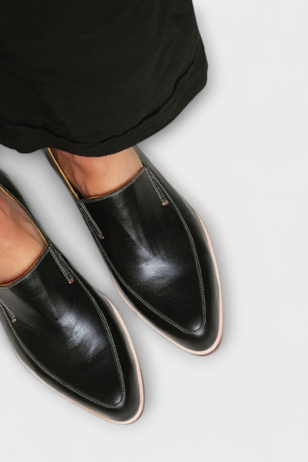 Junia – Schwarze Loafer mit spitzer Zehenpartie