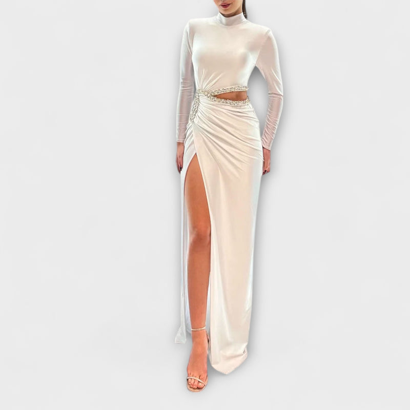 Selah - Weißes Langarmkleid mit Taillenausschnitt und Strassakzenten