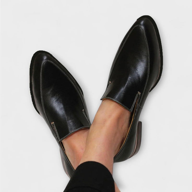 Junia – Schwarze Loafer mit spitzer Zehenpartie