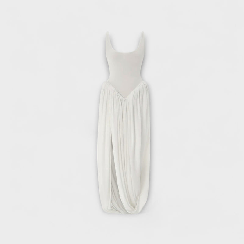 Drapiertes Maxikleid mit skulpturalem Rock und seitlichem Schlitz
