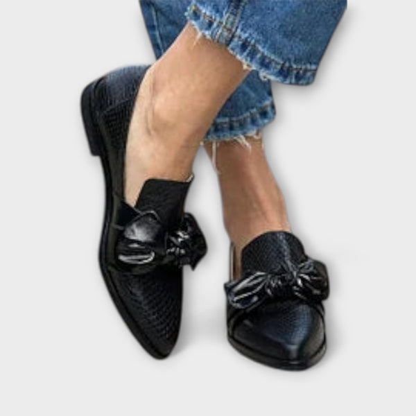Zinnia – Schwarze Slipper mit Schlangenhautmuster und Schleifendetail