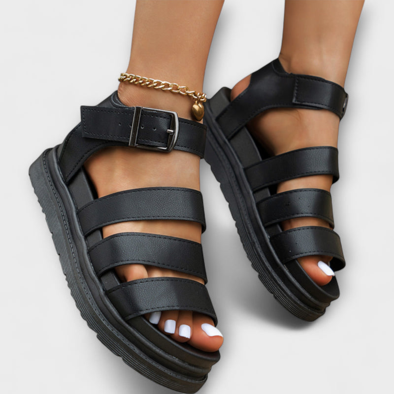 Renee – Sandalen mit mehreren Riemen und Schnalle
