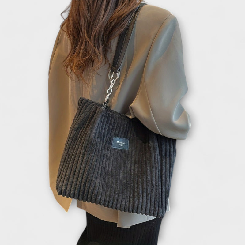 Lora. - Weiche Cord-Schultertasche