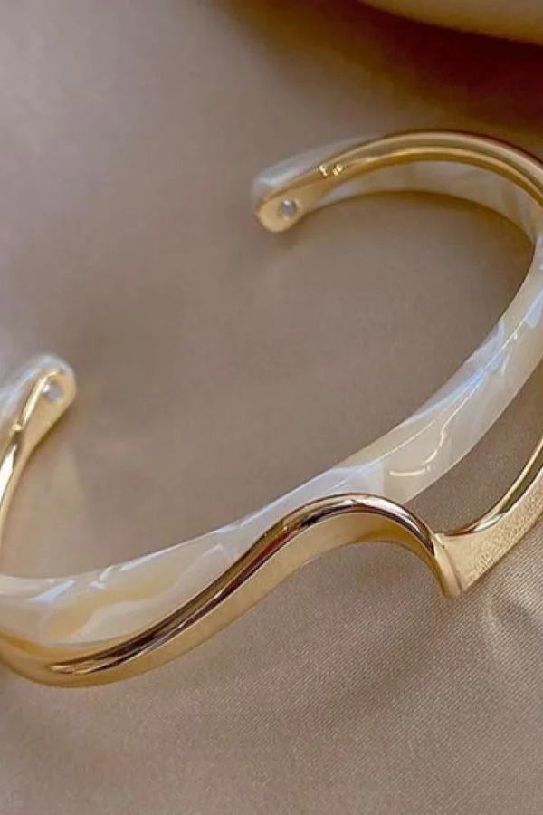 Pulseira elegante de ouro com opala branca