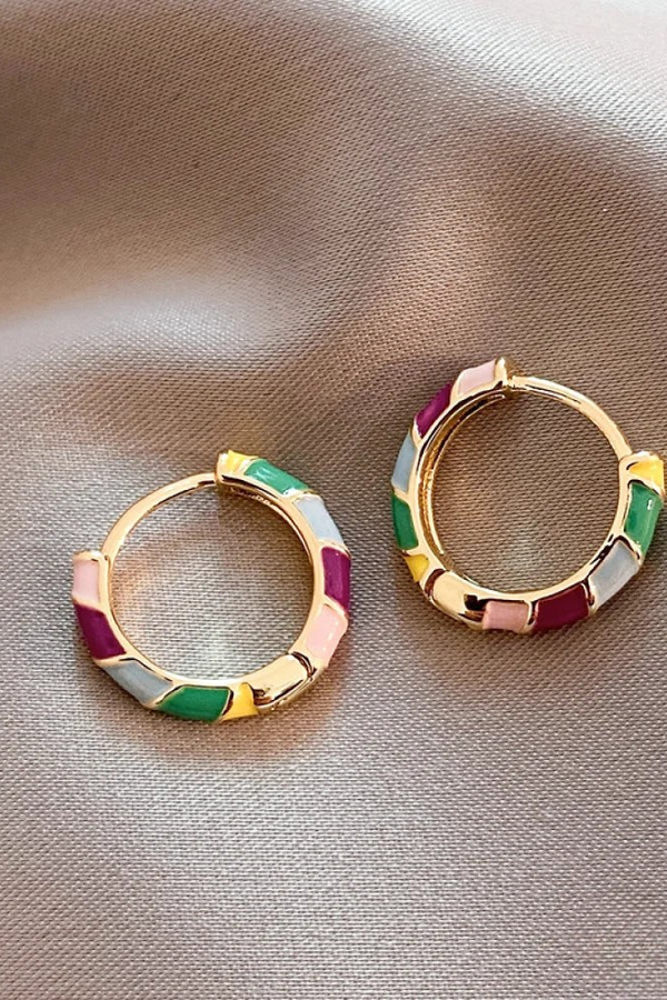Brincos elegantes de ouro com esmalte colorido