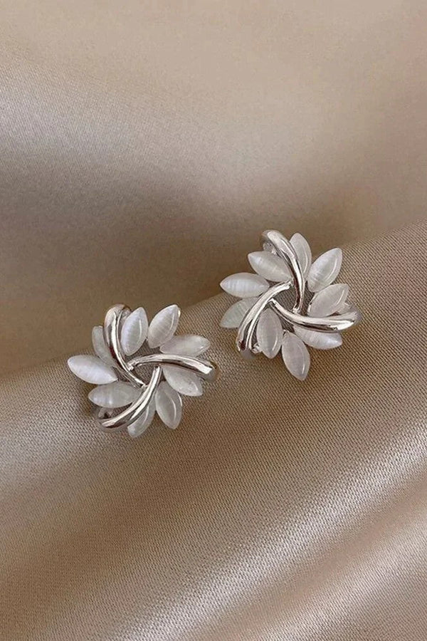 Elegante Goldohrringe mit exquisiten Opal-Blütenmotiven