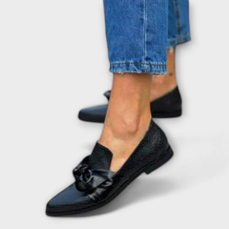Zinnia – Schwarze Slipper mit Schlangenhautmuster und Schleifendetail