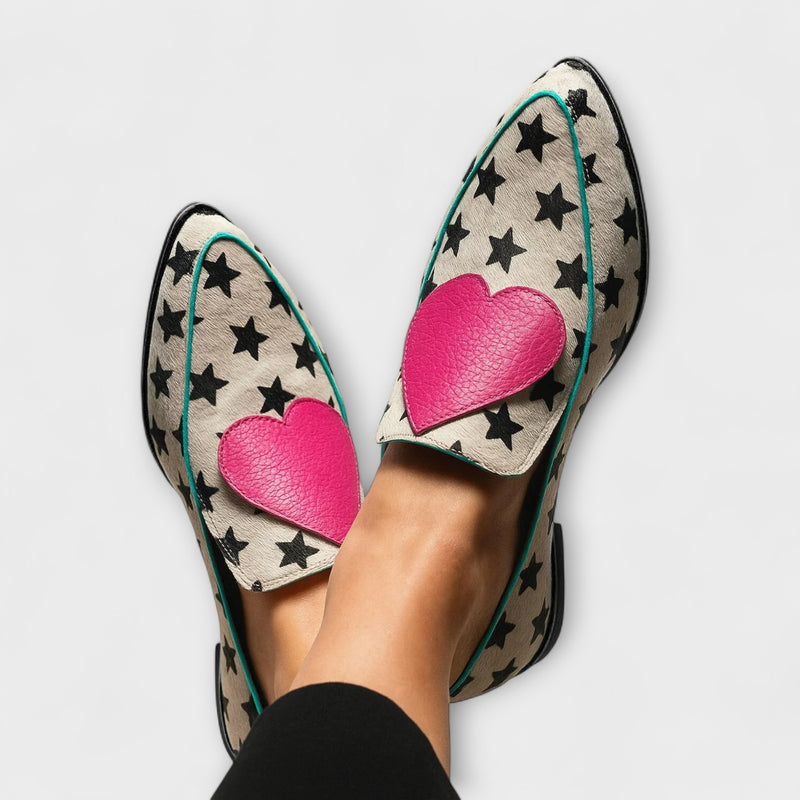 Jovie – Beigefarbene Slipper mit Herz-Patchwork