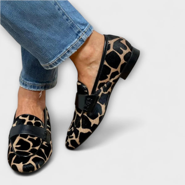 Haisley – Runde Slipper mit Kuhmuster