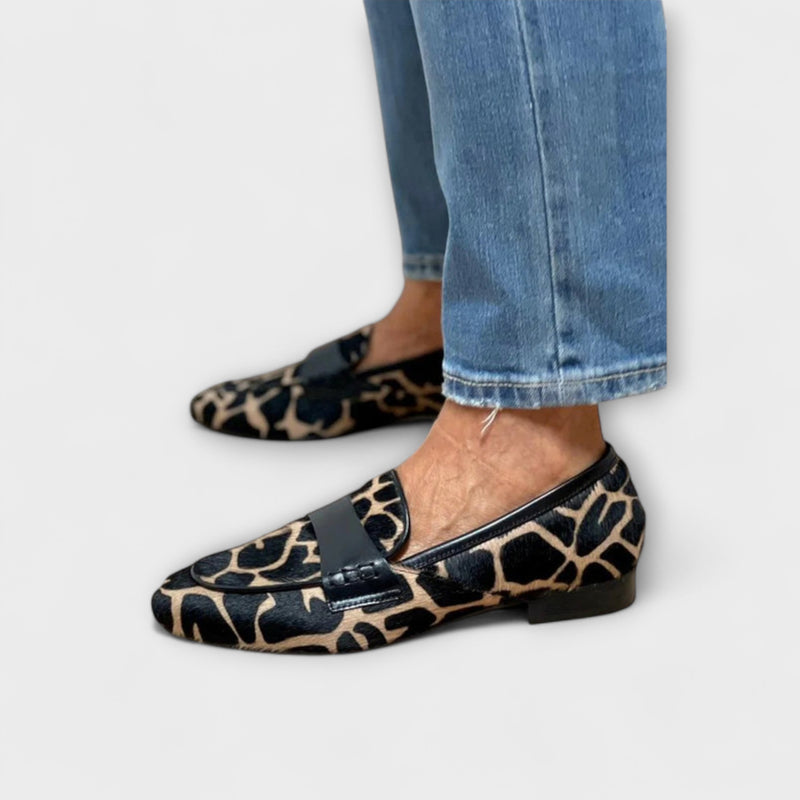 Haisley – Runde Slipper mit Kuhmuster