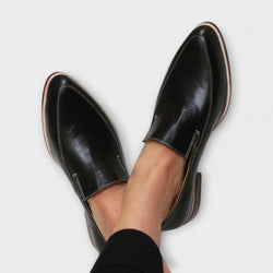 Junia – Schwarze Loafer mit spitzer Zehenpartie