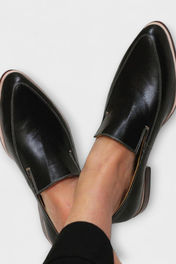Junia – Schwarze Loafer mit spitzer Zehenpartie
