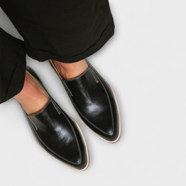 Junia – Schwarze Loafer mit spitzer Zehenpartie