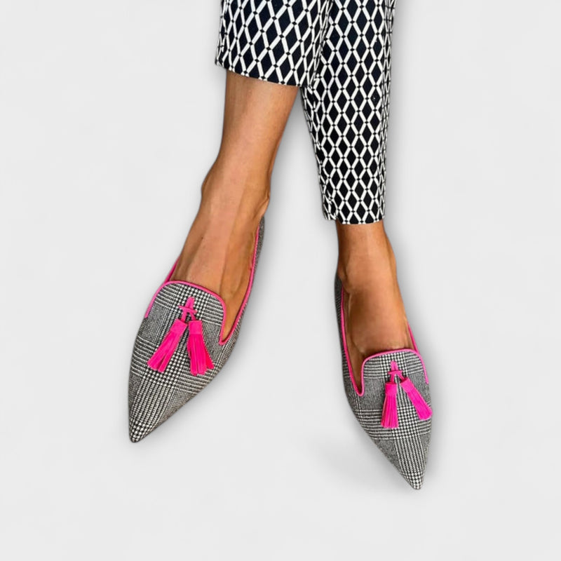 Yara – Spitz zulaufende schwarze Slipper