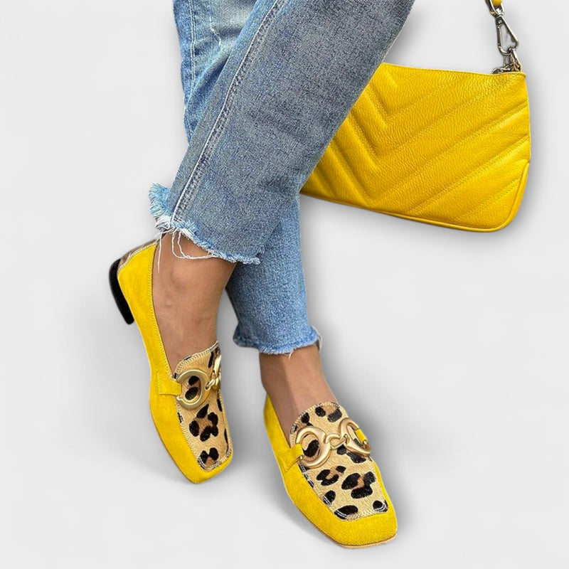 Calista – Leopardenmuster und metallische Details