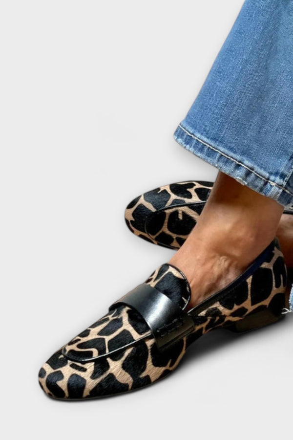 Haisley – Runde Slipper mit Kuhmuster