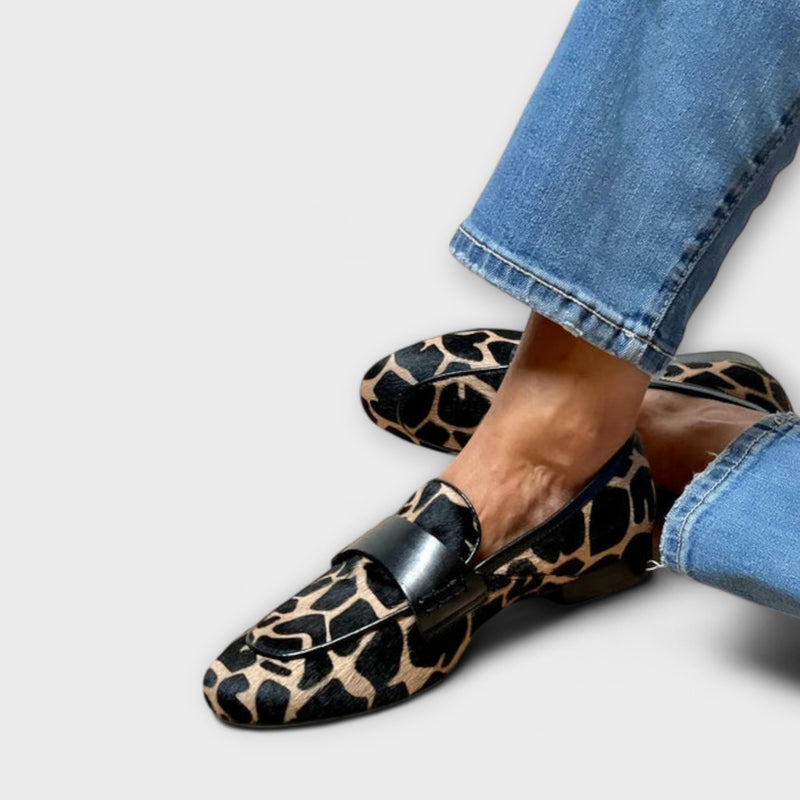Haisley – Runde Slipper mit Kuhmuster