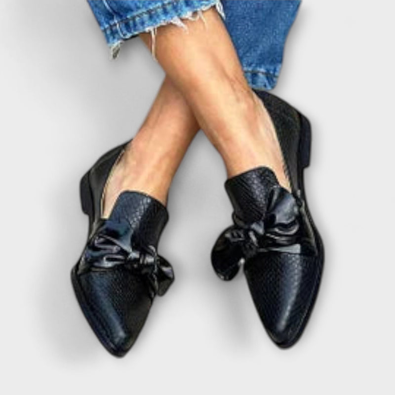Zinnia – Schwarze Slipper mit Schlangenhautmuster und Schleifendetail